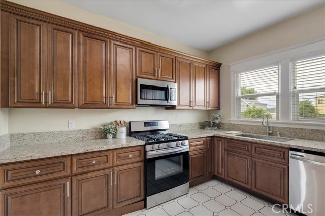 Detail Gallery Image 3 of 9 For 2913 Brighton Ave, Los Angeles,  CA 90018 - 4 Beds | 2/1 Baths