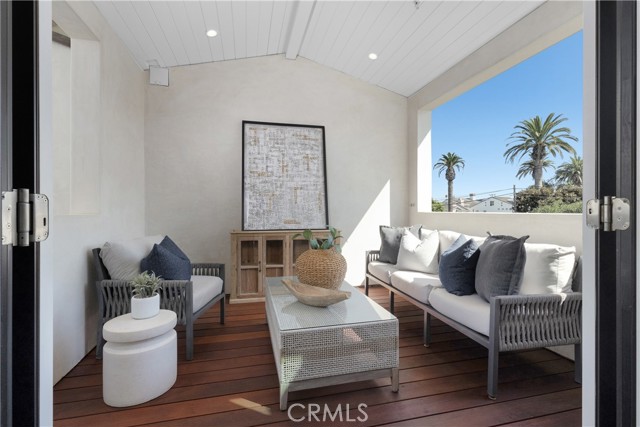 603 1/2 Marguerite Avenue, Corona del Mar CA: https://media.crmls.org/medias/e4d924d2-8b8d-4767-a0c0-bb7a49cae029.jpg