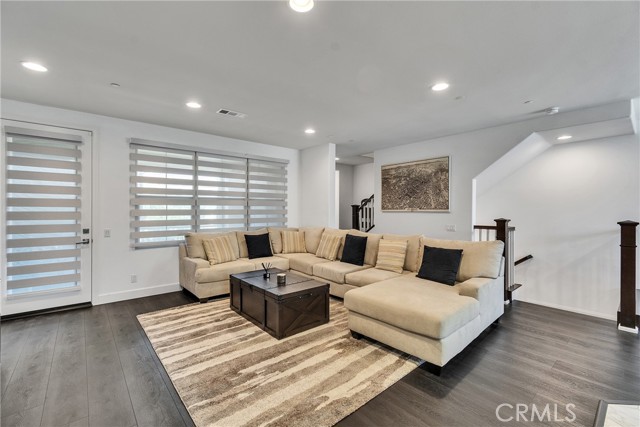 58 Origin, Irvine CA: https://media.crmls.org/medias/e4dae4e1-3348-4bfd-8ee9-11506ded55fc.jpg