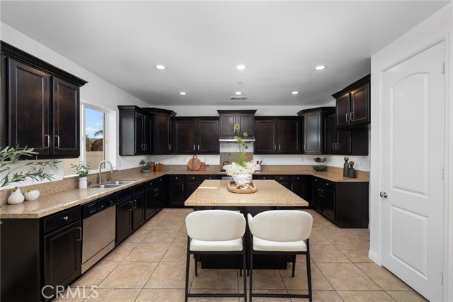 Detail Gallery Image 14 of 66 For 6870 Tourmaline, Corona,  CA 92880 - 5 Beds | 3 Baths