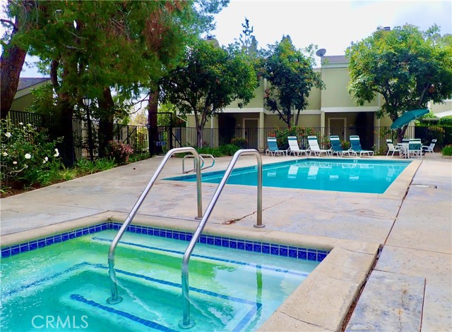 Detail Gallery Image 8 of 10 For 22117 Burbank, Woodland Hills,  CA 91367 - 2 Beds | 1/1 Baths