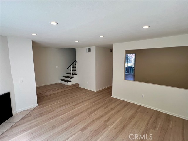 Detail Gallery Image 3 of 14 For 22038 Vanowen St #105,  Woodland Hills,  CA 91303 - 3 Beds | 2/1 Baths