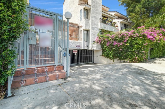 8221 Langdon Avenue, 207 photo 3