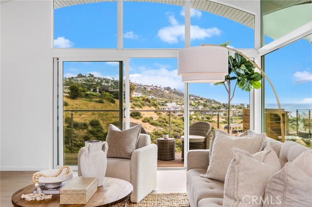 1385 Terrace Way, Laguna Beach CA: https://media.crmls.org/medias/e4de0b56-d91d-4852-ae70-1ecdb9344a62.jpg
