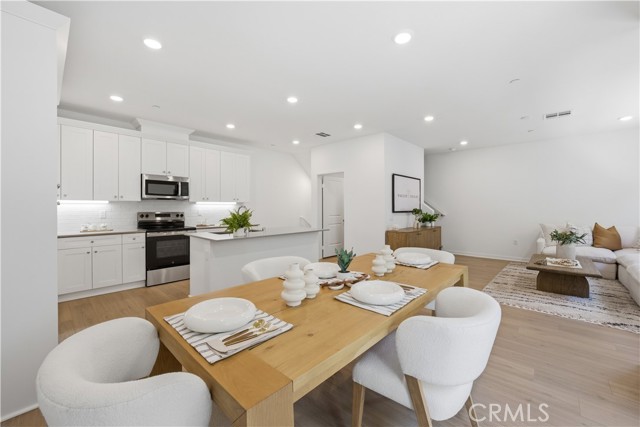 Detail Gallery Image 7 of 29 For 9425 N Sepulveda Blvd. #3,  North Hills,  CA 91343 - 2 Beds | 2/1 Baths