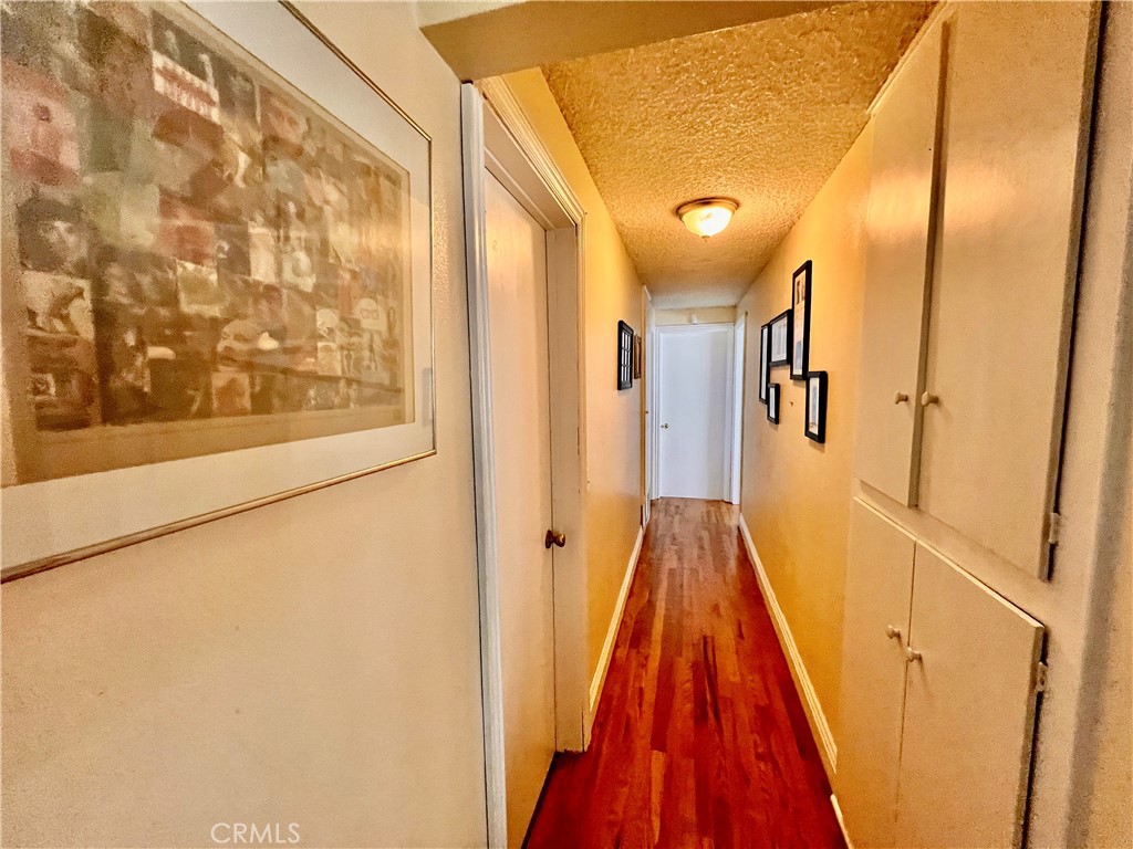 https://media.crmls.org/medias/e4e030c4-82e1-4efc-8a5f-5572c7ca8c91.jpg?preset=X-Large