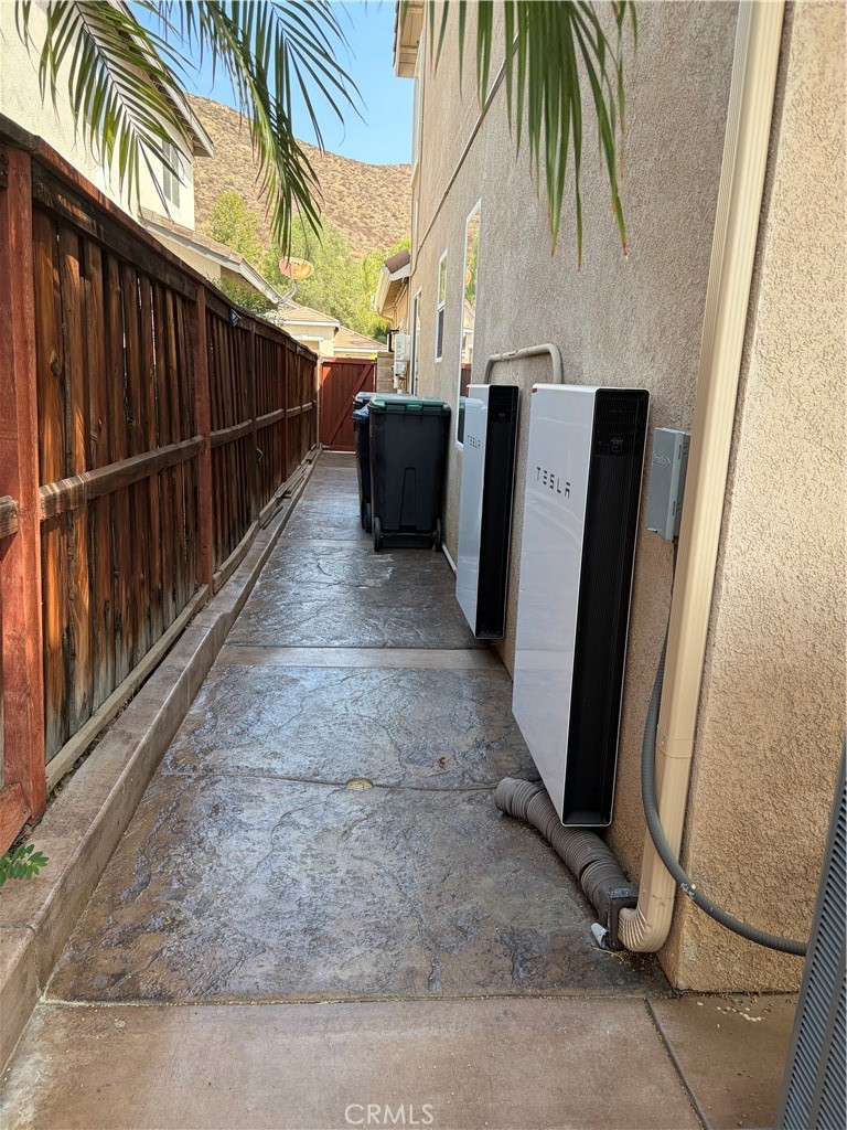 https://media.crmls.org/medias/e4e1e1f2-39c0-4f19-ad56-3c90eebfcdc7.jpg?preset=X-Large