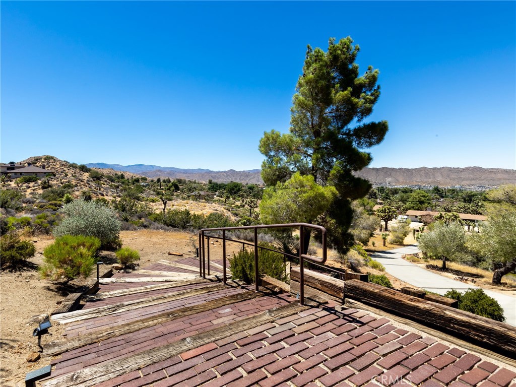 https://media.crmls.org/medias/e4e45ea8-2716-49a5-8a35-8095b5b18ed6.jpg?preset=X-Large