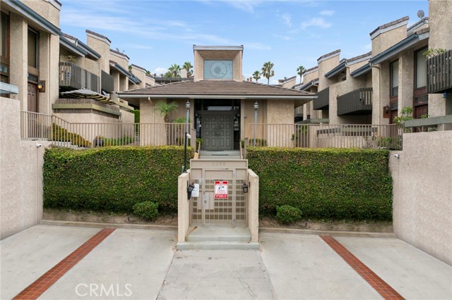 2299 N Legion Drive, Signal Hill CA: https://media.crmls.org/medias/e4e52c0c-0354-4927-9f9a-85847d8ca823.jpg