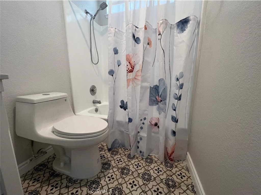 https://media.crmls.org/medias/e4e5f295-2dcb-4e6b-8d06-a6ed9ac9cf8c.jpg?preset=X-Large