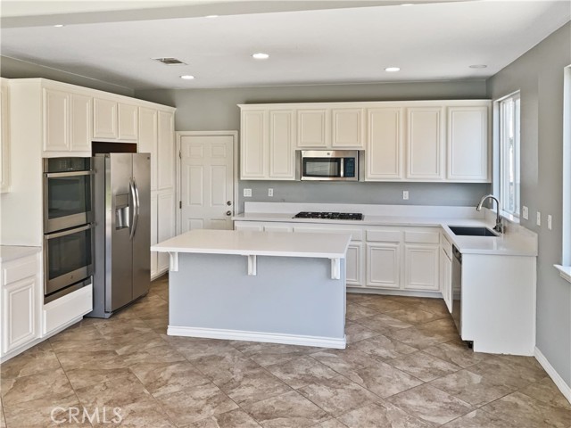 Detail Gallery Image 6 of 21 For 6720 White Clover Way, Corona,  CA 92880 - 4 Beds | 3 Baths