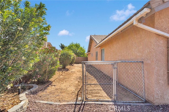 13950 High Falls Trail, Apple Valley CA: https://media.crmls.org/medias/e4e9872b-2ffe-4611-bbb4-ad747f653209.jpg