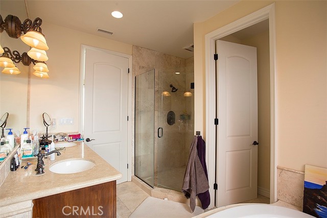 Detail Gallery Image 10 of 17 For 2621 Carnegie Ln #C,  Redondo Beach,  CA 90278 - 3 Beds | 2/1 Baths