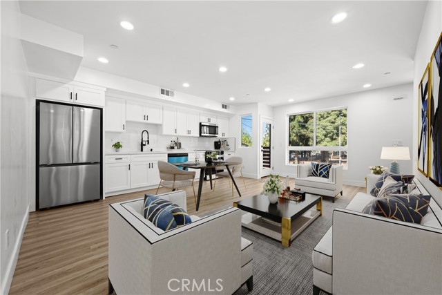 Detail Gallery Image 10 of 34 For 6700 Kester Ave #2,  Van Nuys,  CA 91405 - 5 Beds | 5 Baths