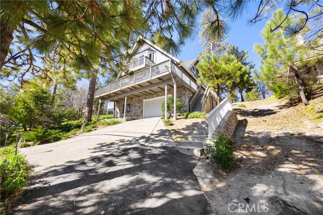 Detail Gallery Image 2 of 44 For 1113 N Grass Valley, Lake Arrowhead,  CA 92352 - 4 Beds | 2 Baths