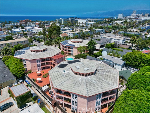 2025 4th Street, Santa Monica CA: https://media.crmls.org/medias/e4ed06f2-7e88-47b5-a27d-aec54bb471a7.jpg