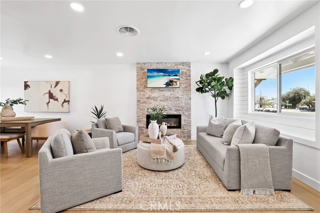 Detail Gallery Image 5 of 33 For 15801 Carrie Ln, Huntington Beach,  CA 92647 - 3 Beds | 2 Baths