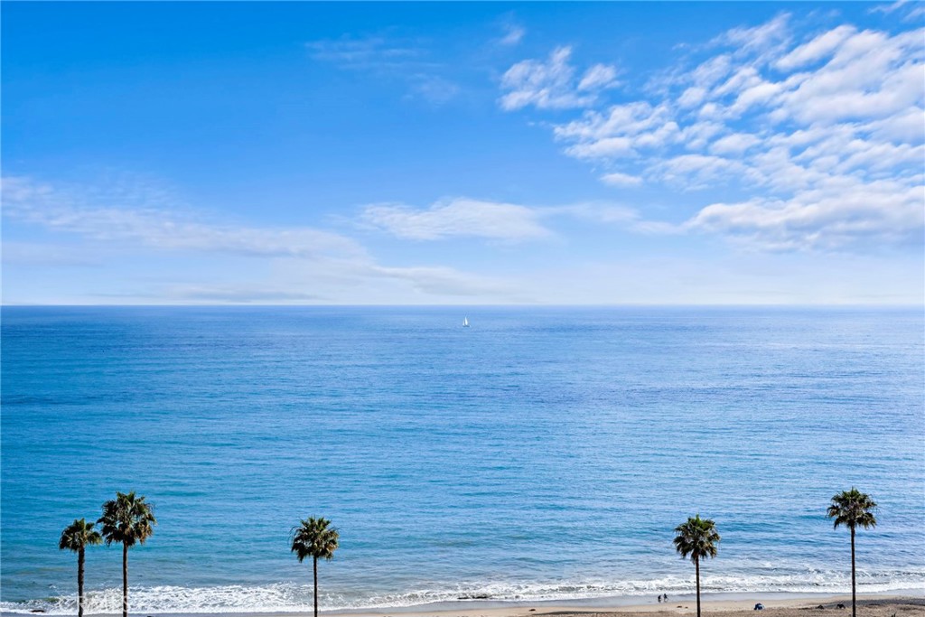 https://media.crmls.org/medias/e4efb0ad-1809-42c9-b25a-fbe67c87cb37.jpg?preset=X-Large