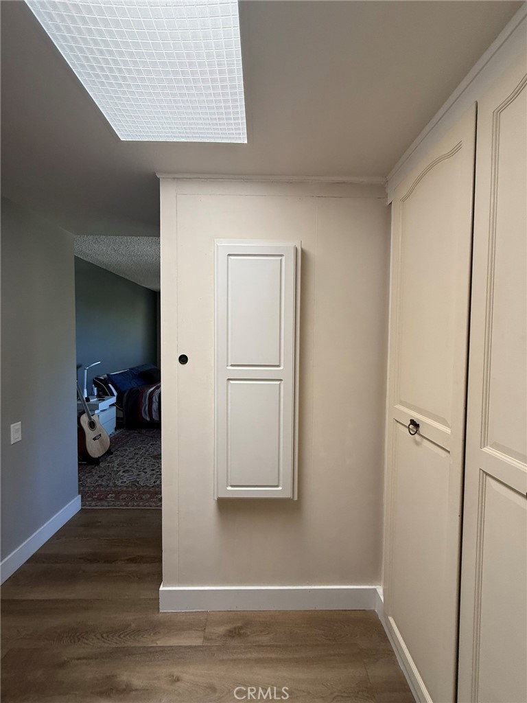 https://media.crmls.org/medias/e4f0c3d4-e46f-4675-be61-f610e25f8a2a.jpg?preset=X-Large