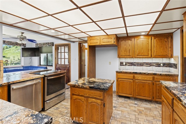 3 Town Hill Way, Berry Creek CA: https://media.crmls.org/medias/e4f12e7d-2aa9-4c66-8418-323917e271e8.jpg