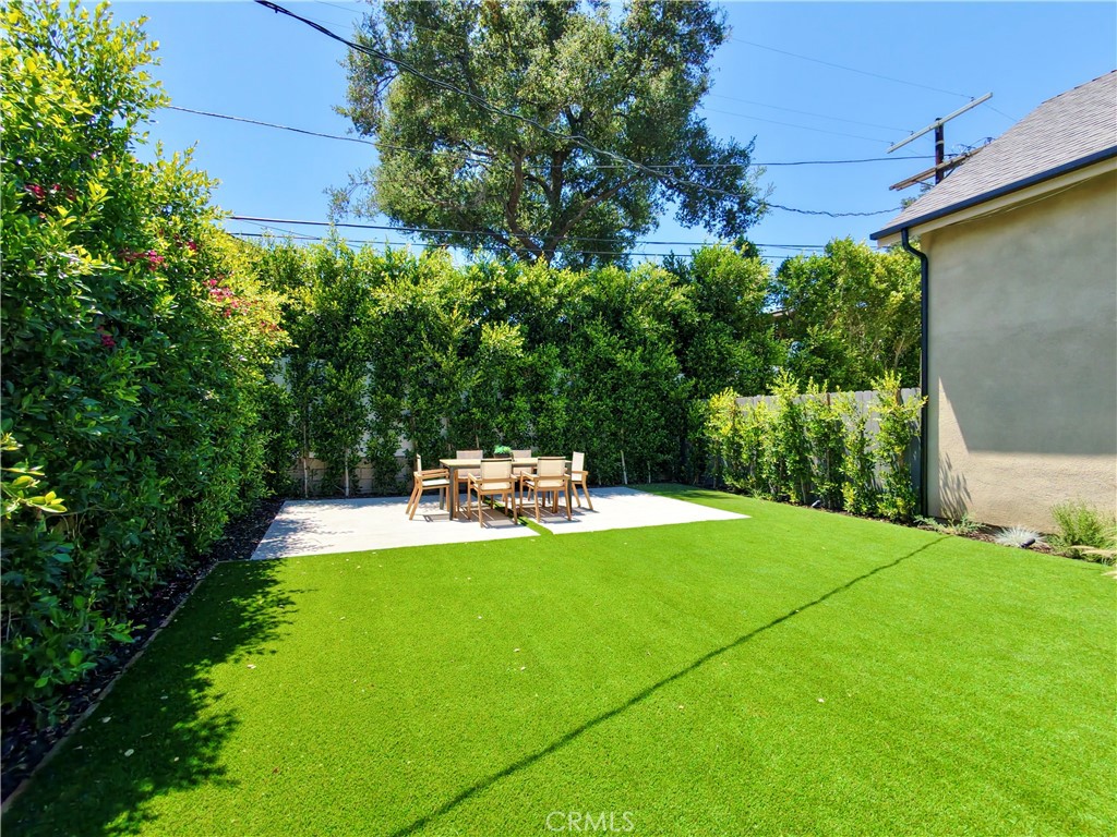 https://media.crmls.org/medias/e4f18bb8-2e25-43ce-99d9-1aa772613a5c.jpg?preset=X-Large