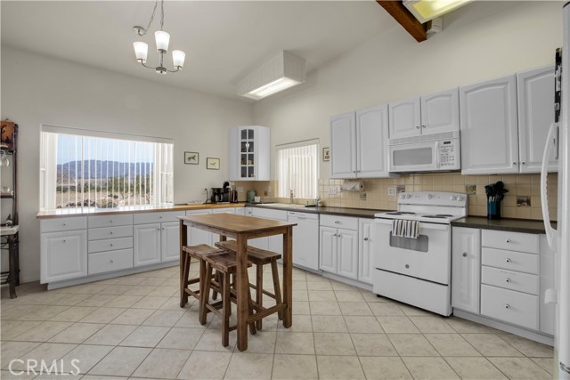 Detail Gallery Image 7 of 48 For 4435 Bullion Ave, Twentynine Palms,  CA 92277 - 4 Beds | 2/2 Baths