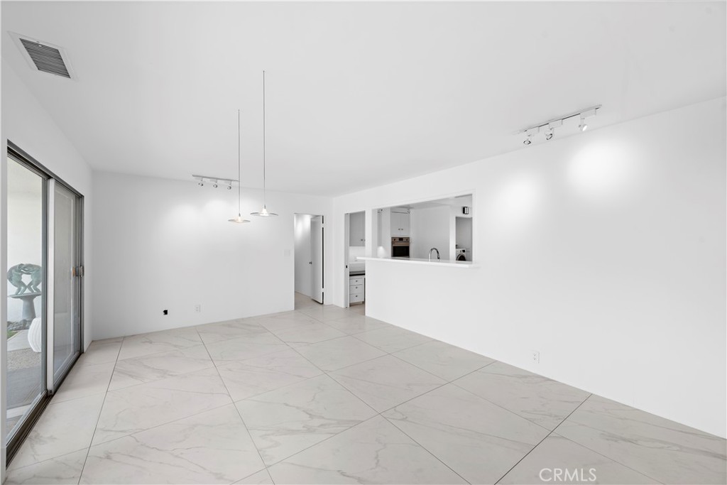 https://media.crmls.org/medias/e4f3474b-2b85-4d18-a008-de81c4364d13.jpg?preset=X-Large