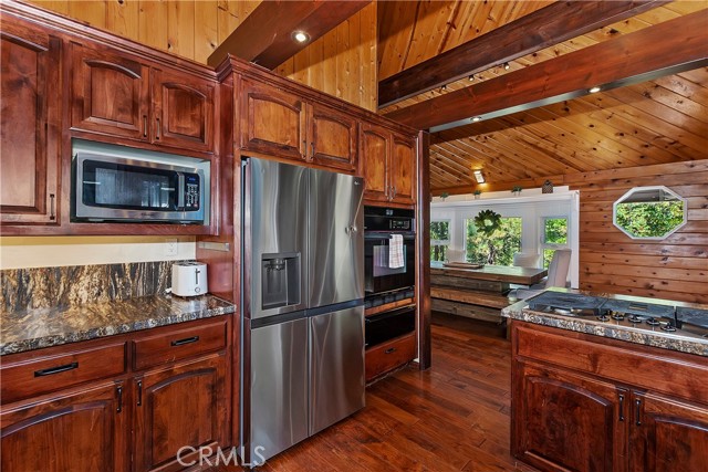 Detail Gallery Image 17 of 65 For 825 Grass Valley Rd, Lake Arrowhead,  CA 92352 - 5 Beds | 5/1 Baths