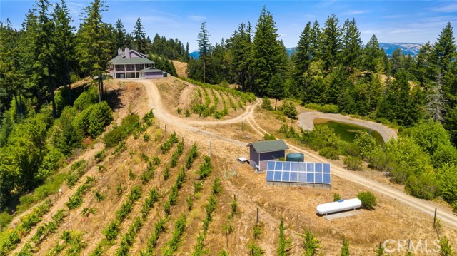 Welcome to the casual elegance of this off grid property