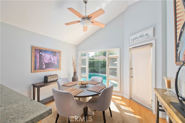 13964 Peach Grove Street, Sherman Oaks CA: https://media.crmls.org/medias/e4f78390-d4fa-4894-a2c5-1ec949a71eca.jpg