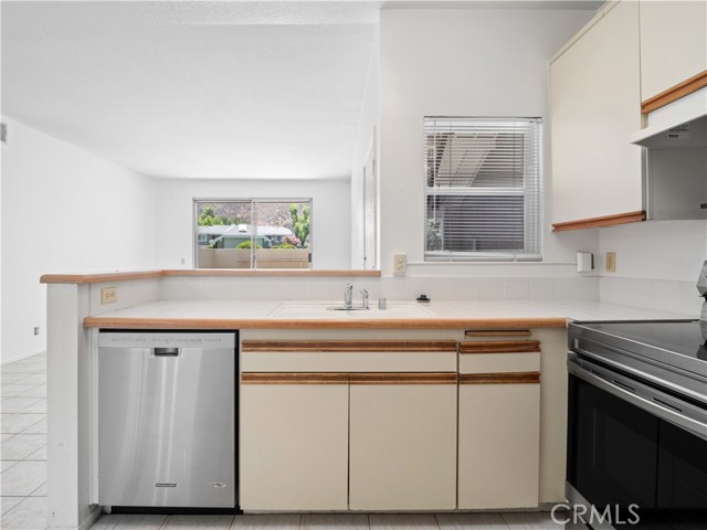 Detail Gallery Image 13 of 28 For 27644 Susan Beth Way #F,  Saugus,  CA 91350 - 2 Beds | 1 Baths