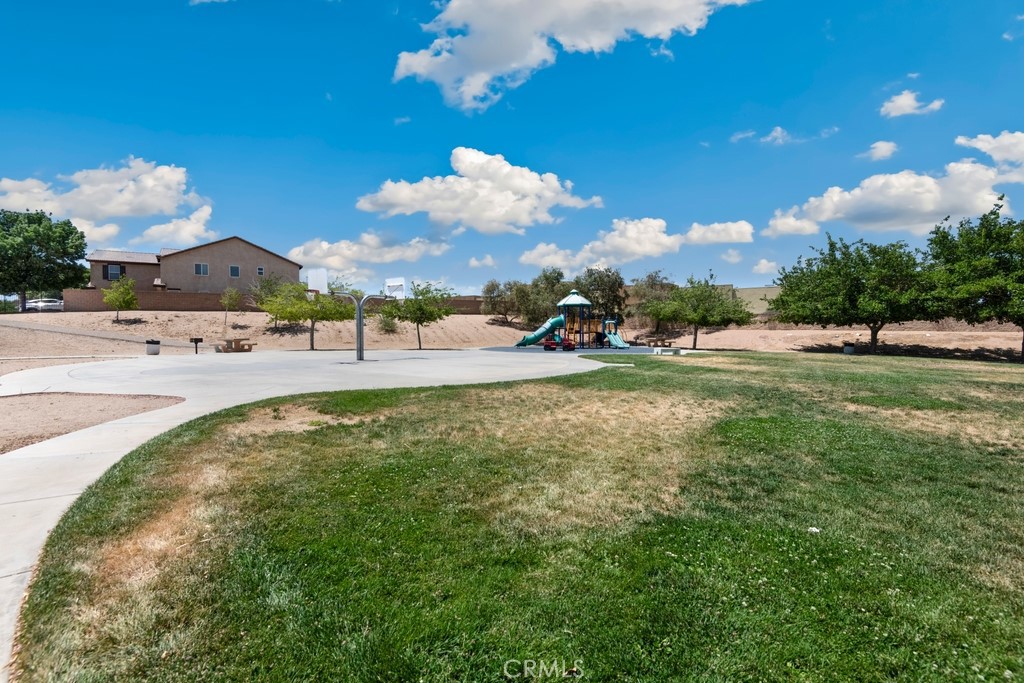 https://media.crmls.org/medias/e4fb88cd-ef5a-4457-b118-a3faa6f20397.jpg?preset=X-Large