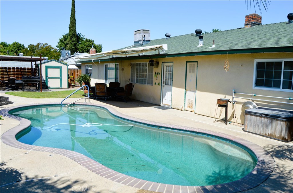 https://media.crmls.org/medias/e4fcf410-55ee-4019-bf0d-efed65facac2.jpg?preset=X-Large
