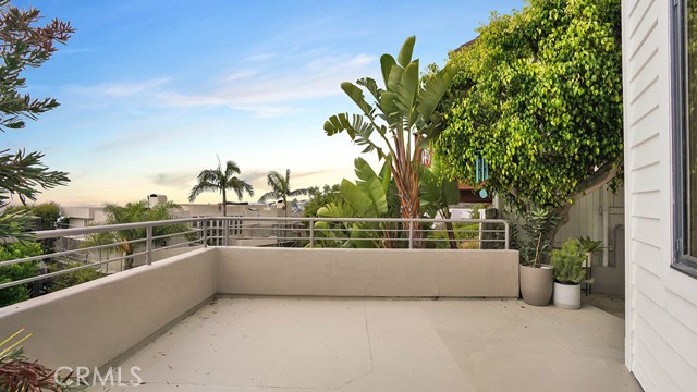 741 Marlin, Laguna Beach CA: https://media.crmls.org/medias/e4fe96c6-0bc5-44fc-b3b9-07dd3bab740b.jpg