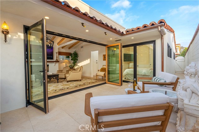 Detail Gallery Image 6 of 61 For 106 via Cordova, Newport Beach,  CA 92663 - 2 Beds | 2 Baths