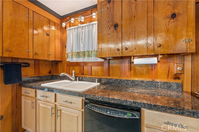 13041 San Joaquin Avenue, Clearlake CA: https://media.crmls.org/medias/e4ff60c3-9c33-47a1-b962-0b0ead6377f4.jpg
