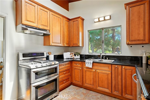 Detail Gallery Image 10 of 31 For 1075 Bryant Rd, Long Beach,  CA 90815 - 3 Beds | 3 Baths
