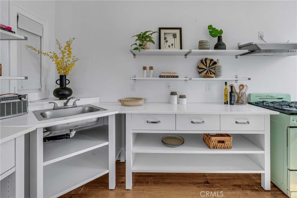 https://media.crmls.org/medias/e5020e5b-603e-484b-9a5e-60fe556776a3.jpg?preset=X-Large