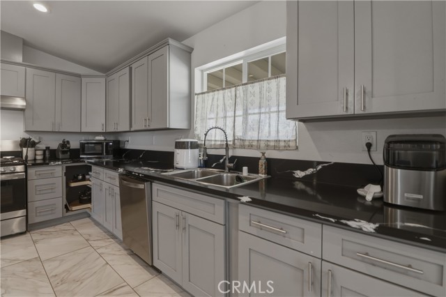 Detail Gallery Image 13 of 22 For 15688 Winnebago, Apple Valley,  CA 92307 - 4 Beds | 2/1 Baths