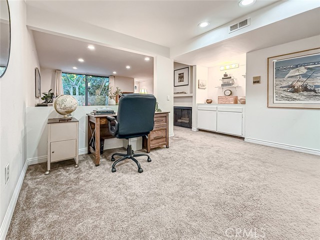 Detail Gallery Image 5 of 31 For 22038 Vanowen St #113,  Woodland Hills,  CA 91303 - 2 Beds | 2/1 Baths