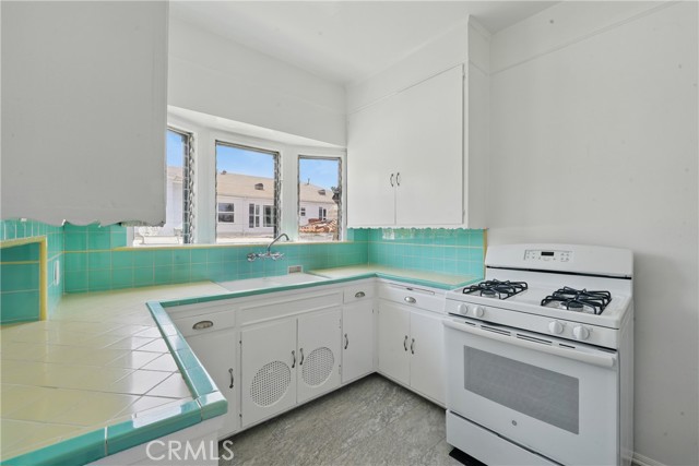 1327 S Burnside Avenue, Los Angeles CA: https://media.crmls.org/medias/e5042c76-4f46-4686-8444-16c4335f2354.jpg