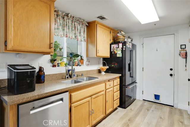 1611 Burnside Avenue photo 8