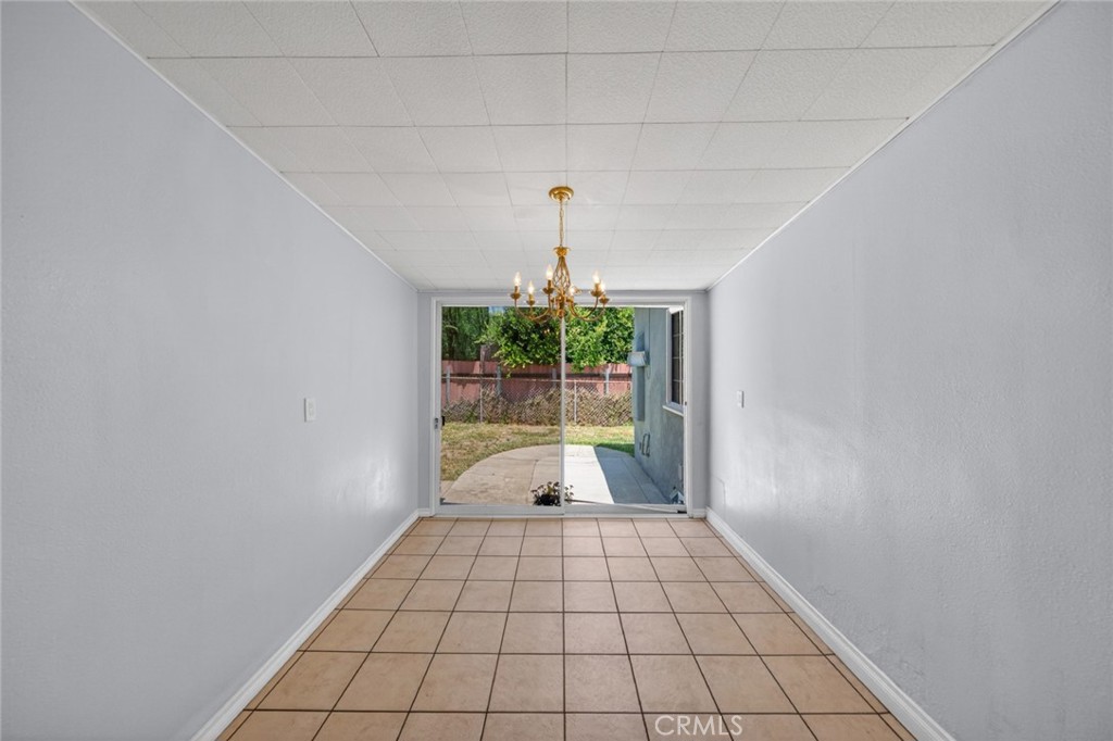 https://media.crmls.org/medias/e507b0a8-bd6f-4cb1-a29f-aeaf5ff3d5d9.jpg?preset=X-Large