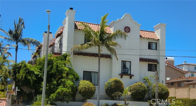 Front of Spanish Design Building - Very close to bike path, strand, sand, ocean for a quick mid-day get away.