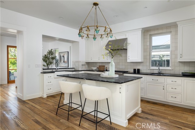 2217 Laurel Place, Newport Beach CA: https://media.crmls.org/medias/e50aff42-59aa-470f-9546-d4c4df07e86f.jpg