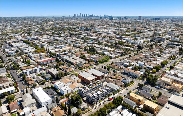 922 N Ridgewood Pl, Los Angeles CA: https://media.crmls.org/medias/e50d3491-42fa-4656-9a08-d90346a9c391.jpg