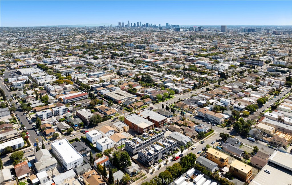 https://media.crmls.org/medias/e50d3491-42fa-4656-9a08-d90346a9c391.jpg?preset=X-Large