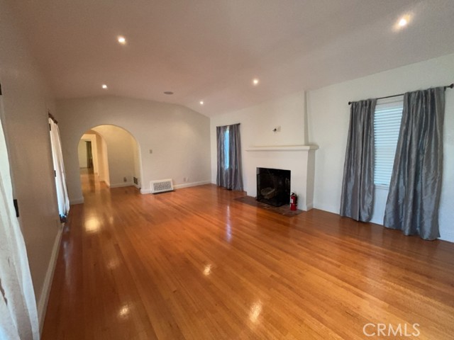 Detail Gallery Image 7 of 14 For 10856 Wellworth Ave, Los Angeles,  CA 90024 - 3 Beds | 2 Baths