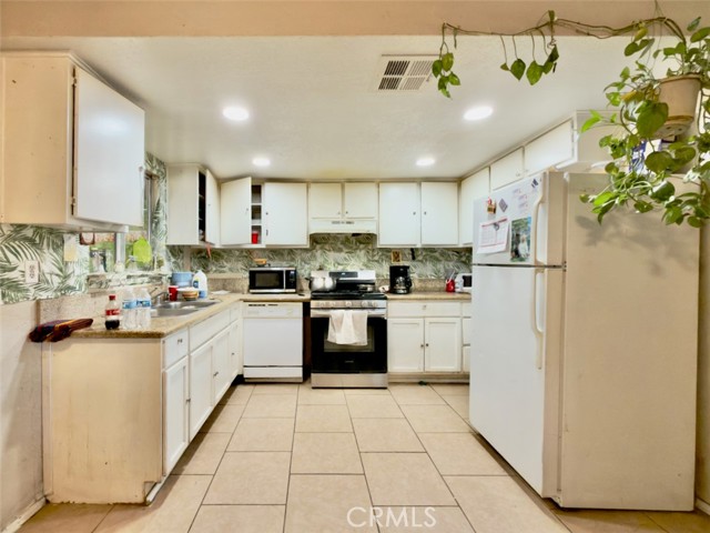 40912 168th E, Lancaster CA: https://media.crmls.org/medias/e511449c-6ede-41cb-931a-4da11fb5114a.jpg