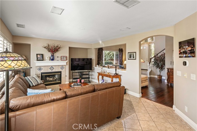 Detail Gallery Image 9 of 34 For 17942 Maplehurst Pl, Canyon Country,  CA 91387 - 3 Beds | 2/1 Baths